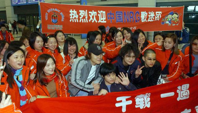인기댄스그룹 'NRG'의 공연을 보기위해 한국을 찾은 중국 청소년 관광객들이 2003년 2월 6일 인천국제공항에 도착, 환영나온 NRG멤버들과 기념촬영을 하고 있다. 연합뉴스
