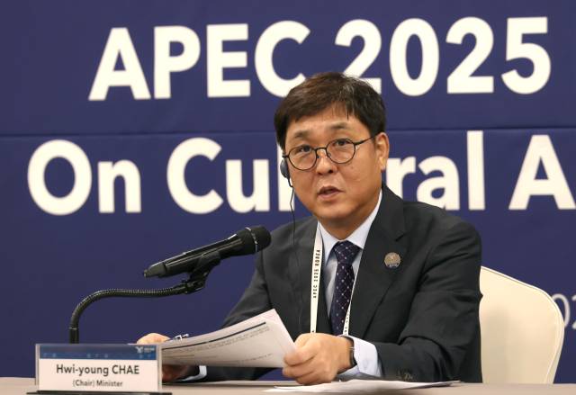 최휘영 문화체육관광부 장관이 27일 경북 경주 힐튼호텔에서 열린 ‘APEC 문화산업고위급대화’ 본회의를 마친 후 기자회견하고 있다. 사진 제공=문체부