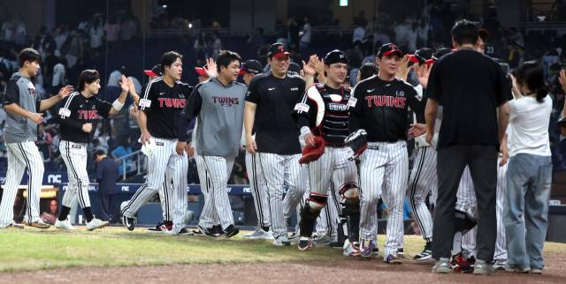 28일 경남 창원NC파크에서 열린 프로야구 2025 신한 SOL 뱅크 KBO리그 LG트윈스와 NC다이노스 경기. NC에 4대 3으로 승리한 LG 선수단이 그라운드에서 하이파이브하며 퇴장하고 있다. 2025.8.28. 연합뉴스