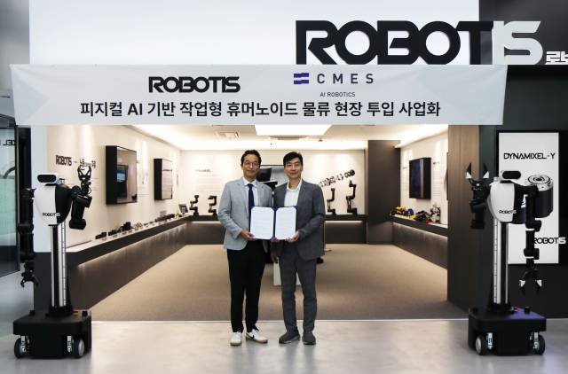 김병수(오른쪽) 로보티즈 대표와 이성호 씨메스 대표가 28일 휴머노이드 로봇 상용화를 위한 전략적 업무협약(MOU)을 체결한 후 기념 촬영을 하고 있다. 사진 제공=로보티즈