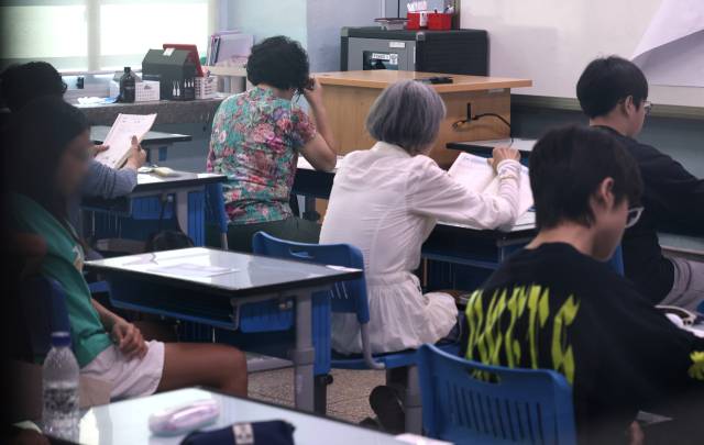 2025년도 제2회 초등학교 졸업학 검정고시 고사장에서 수험생들이 시험 준비를 하고 있다. 뉴스1