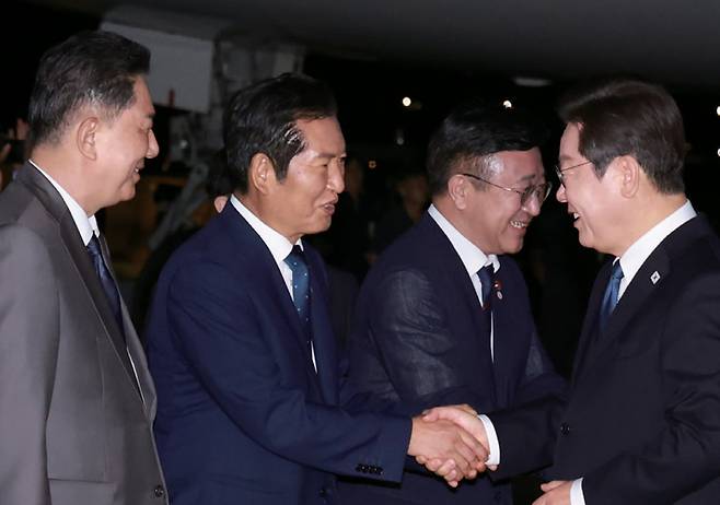 이재명 대통령이 일본·미국 방문 일정을 마치고 8월28일 경기도 성남 서울공항에 도착해 정청래 더불어민주당 대표(왼쪽 두 번째)와 악수하고 있다. ⓒ연합뉴스