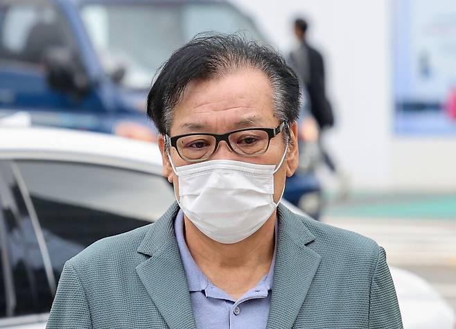 무속인 건진법사 전성배씨가 지난 21일 민중기 특별검사팀 사무실이 마련된 서울 종로구 KT 광화문빌딩 WEST에서 대기하기 위해 출석하고 있다. ⓒ연합뉴스