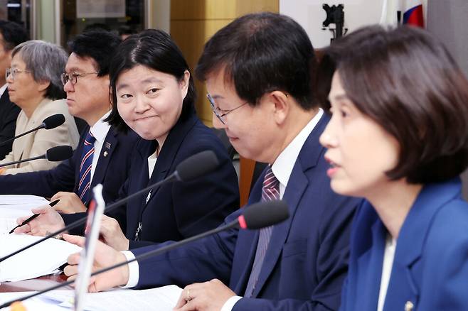 임은정 서울동부지검장이 8월29일 서울 여의도 국회에서 '검찰개혁의 쟁점은 무언인가 : 국민이 바라는 검찰개혁의 속도와 방향'을 주제로 열린 검찰개혁 긴급 공청회에 참석해 박은정 조국혁신당 의원의 발언을 듣고 있다. ⓒ 연합뉴스