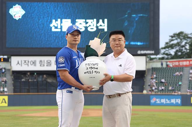 달항아리를 선물 받은 삼성 오승환. 두산 베어스 제공