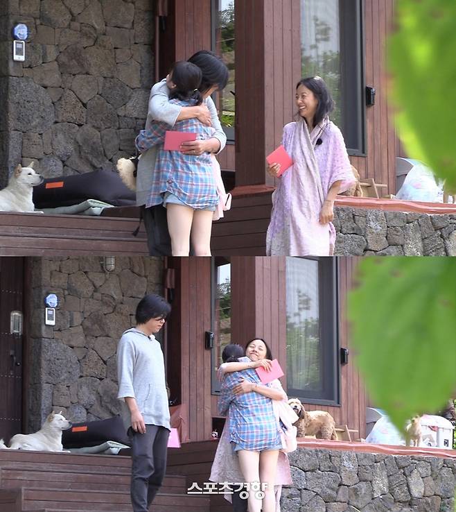 ‘효리네 민박’에 출연한 가수 이효리와 아이유. JTBC 제공