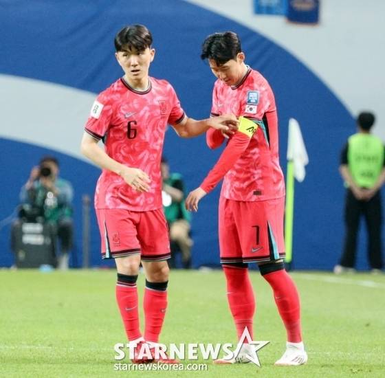 대한민국 주장 손흥민(오른쪽)과 황인범. /사진=강영조 선임기자