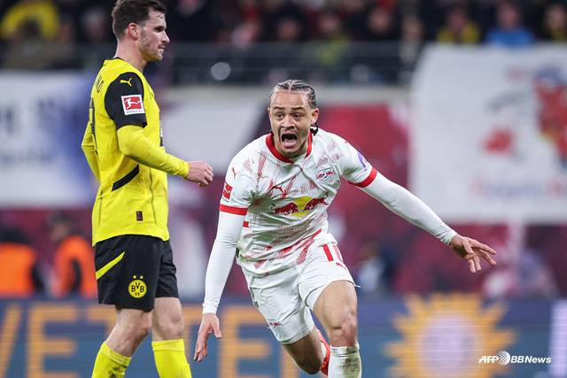 사비 시몬스(오른쪽)의 골 세리머니. /AFPBBNews=뉴스1