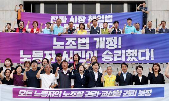 8월 24일 서울 여의도 국회에서 열린 ‘노란봉투법’(노동조합 및 노동관계조정법 제2·3조 개정안) 통과 환영 기자회견에서 참석자들이 구호를 외치고 있다. 뉴시스