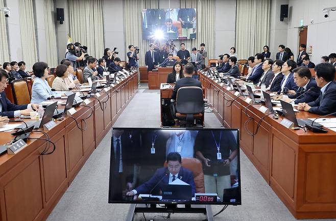 지난 7월 29일 국회 윤리특별위원회 구성 결의안을 심사한 국회 운영위원회 전체회의에서 김병기 위원장이 의사봉을 두드리고 있다. 연합뉴스