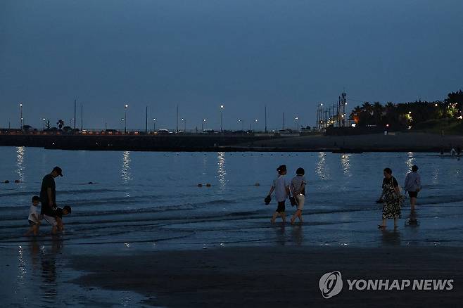 '밤에도 덥다, 더워' [연합뉴스 자료사진]