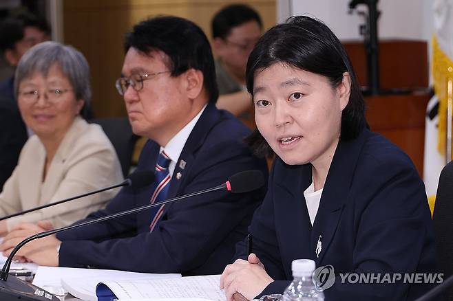 검찰개혁 방향 밝히는 임은정 지검장 (서울=연합뉴스) 김주성 기자 = 임은정 서울동부지검장이 29일 서울 여의도 국회에서 '검찰개혁의 쟁점은 무언인가 : 국민이 바라는 검찰개혁의 속도와 방향'을 주제로 열린 검찰개혁 긴급 공청회에 참석해 토론하고 있다 
    이날 토론회는 촛불행동, 검사를 검사하는 변호사 모임, 민생경제연구소, 더불어민주당 박홍근 의원, 조국혁신당 황운하·박은정 의원 주최로 열렸다. 2025.8.29 utzza@yna.co.kr