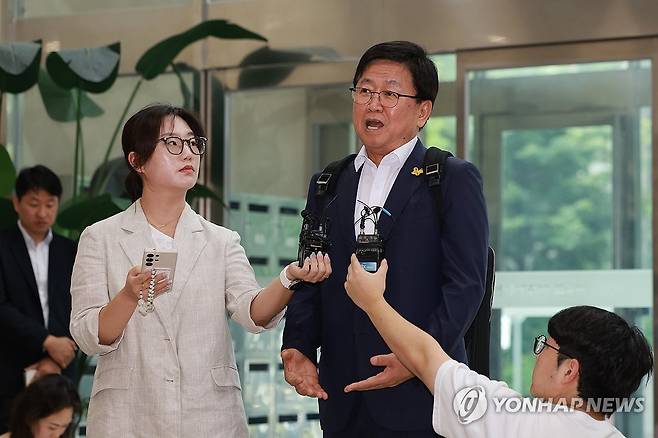 취재진 질문에 답하는 최교진 교육부 장관 후보자 (서울=연합뉴스) 신현우 기자 = 최교진 사회부총리 겸 교육부 장관 후보자가 14일 인사청문회 준비 사무실이 마련된 서울 영등포구 여의도 한국교육시설안전원으로 출근하며 취재진 질문에 답하고 있다. 2025.8.14 nowwego@yna.co.kr