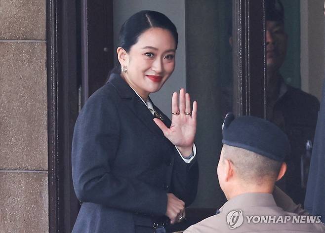 태국 헌재, 패통탄 총리 해임 결정…"헌법윤리 위반" (방콕 로이터=연합뉴스) 29일(현지시간) 직무정지된 패통탄 친나왓 태국 총리가 헌법재판소의 총리 해임 판결에 앞서 태국 방콕의 정부 관저에 도착하는 모습.