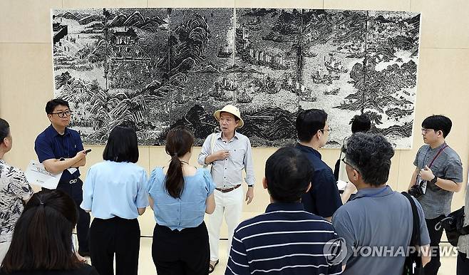 작품에 쏠린 관심 (목포=연합뉴스) 형민우 기자 = 27일 전남 목포시 목포문화예술회관에서 2025 전남국제수묵비엔날레 프레스 오픈이 열려 취재진이 작품을 둘러보고 있다. 2025 전남국제수묵비엔날레는 30일부터 10월 31일까지 목포와 진도, 해남 등에서 '문명의 이웃들'을 주제로 다양한 수묵 작품을 선보인다. 2025.8.27 minu21@yna.co.kr