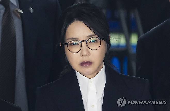 굳은 표정의 김건희 여사 (서울=연합뉴스) 윤석열 전 대통령 부인 김건희 여사가 12일 구속 전 피의자 심문(영장실질심사)을 마친 뒤 서울 서초구 서울중앙지법을 나서고 있다. 2025.8.12 [사진공동취재단] photo@yna.co.kr