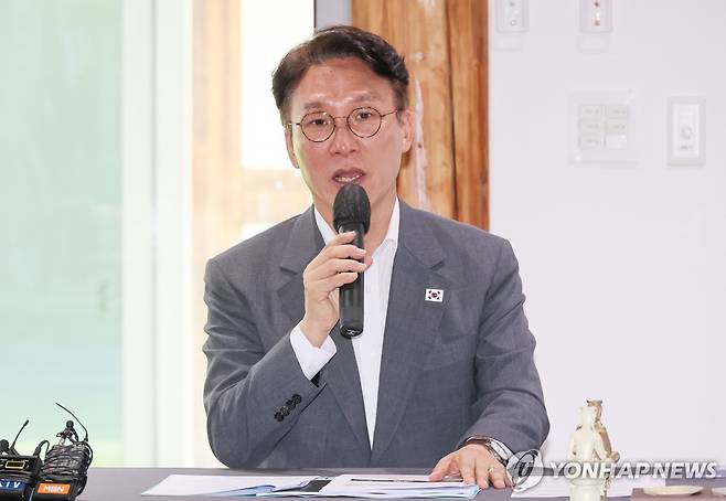 모두발언 하는 김민석 국무총리 (경주=연합뉴스) 이정훈 기자 = 김민석 국무총리가 29일 경북 경주시 플레이스씨 갤러리에서 열린 APEC 문화·관광 분야 현장점검 회의에서 모두 발언하고 있다. 2025.8.29 uwg806@yna.co.kr