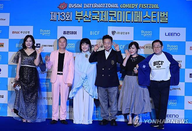 부산국제코미디페스티벌 개막식 (부산=연합뉴스) 차근호 기자 = 29일 오후 부산 해운대구 벡스코에서 열린 제13회 부산국제코미디페스티벌 개막식에서 원로 개그맨들이 블루카펫에 올라 입장하고 있다. 2025.8.29 ready@yna.co.kr