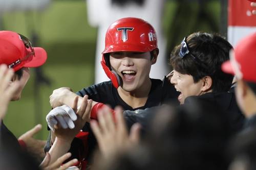 3점 홈런 치로 축하 받는 KIA 오선우  (서울=연합뉴스) KIA 오선우가 29일 수원 케이티위즈파크에서 열린 프로야구 kt와 방문 경기, 6회초에 역전 3점 홈런을 친 뒤 동료들의 축하를 받고 있다. [KIA 타이거즈 제공. 재판매 및 DB금지]