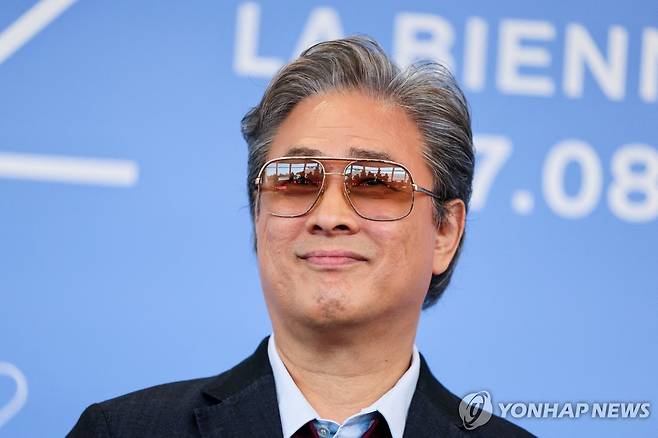 영화 '어쩔수가없다'의 박찬욱 감독 (로이터=연합뉴스) 영화 '어쩔수가없다'의 박찬욱 감독이 29일(현지시간) 이탈리아 베네치아 리도섬에서 열린 공식 기자회견 뒤 기념 촬영을 하고 있다. 2025.08.29.