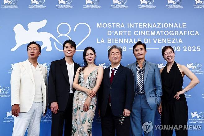 영화 '어쩔수가없다'의 감독·배우들 (로이터=연합뉴스) 영화 '어쩔수가없다'의 박찬욱 감독(왼쪽에서 네번째)과 배우들이 29일(현지시간) 이탈리아 베네치아 리도섬에서 열린 공식 기자회견 뒤 기념 촬영을 하고 있다. (왼쪽부터) 배우 이성민, 박희순, 손예진, 박찬욱, 이병헌, 염혜란. 2025.08.29.