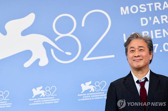 영화 '어쩔수가없다'의 박찬욱 감독 (로이터=연합뉴스) 영화 '어쩔수가없다'의 박찬욱 감독이 29일(현지시간) 이탈리아 베네치아 리도섬에서 열린 공식 기자회견 뒤 기념 촬영을 하고 있다. 2025.08.29.