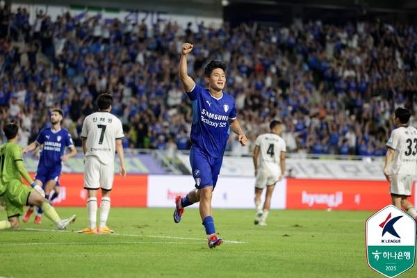 수원삼성 홍원진 30일 성남FC와의 경기에서 극적인 동점골을 기록하고 기뻐하고 있다. 2025.8.30 /한국프로축구연맹 제공