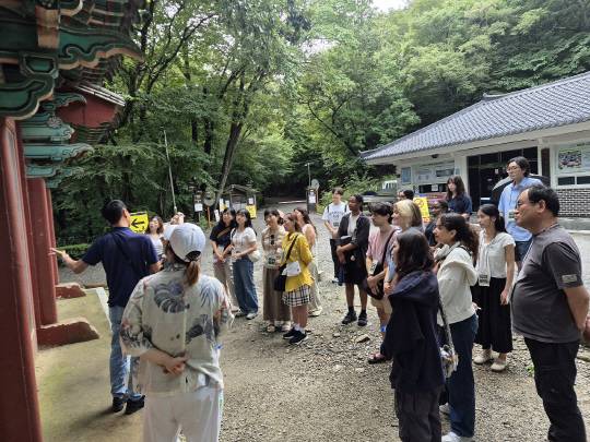 순천 송광사를 찾은 외국 관광객들이 해설사의 안내를 받고 있다.