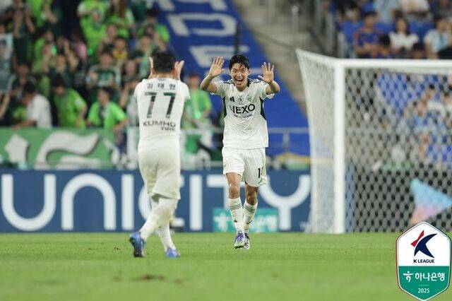 전북현대모터스FC가 30일 울산 문수축구경기장에서 열린 하나은행 K리그1 2025 28라운드 원정 경기에서 울산을 2-0으로 제쳤다. 후반 53분 이영재 선제골 이후 5분 만에 전진우가 시즌 14호 골을 만들었다. 한국프로축구연맹 제공