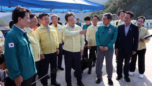 ◇이재명 대통령이 30일 강원 강릉시 성산면 오봉저수지를 방문해 가뭄 대응 상황을 점검하고 있다. 2025. 8.30 사진=연합뉴스