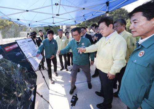 ◇이재명 대통령이 30일 강원 강릉시 성산면 오봉저수지를 방문해 가뭄 대응 추진 상황을 점검하고 있다. 사진연합뉴스