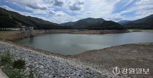 ◇최악의 가뭄을 겪고 있는 강릉의 상수원인 오봉저수지 저수율이 15.9% 전날 16.4% 보다 0.5%p 하락하며 역대 최저치를 또 다시 경신한 가운데 오봉저수지가 물이 거의 없이 메말라 있다. 강릉=권태명기자
