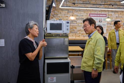 이재명 대통령이 30일 강원 강릉시 경포대 인근 식당을 방문해 가뭄으로 인한 상인들의 피해 상황을 청취하고 있다. 연합뉴스