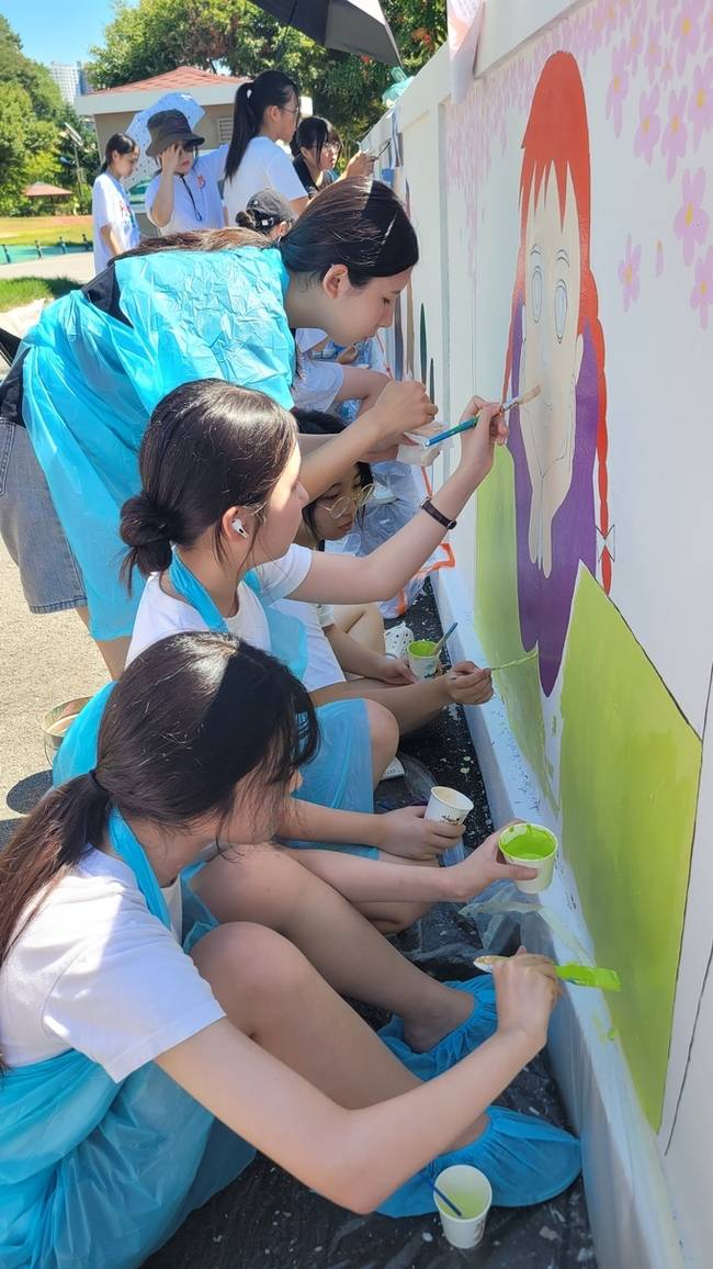 ▲ 구미여중 담장에 빨간머리 앤 벽화그리기를 하고있는 학생들. 이봉한기자