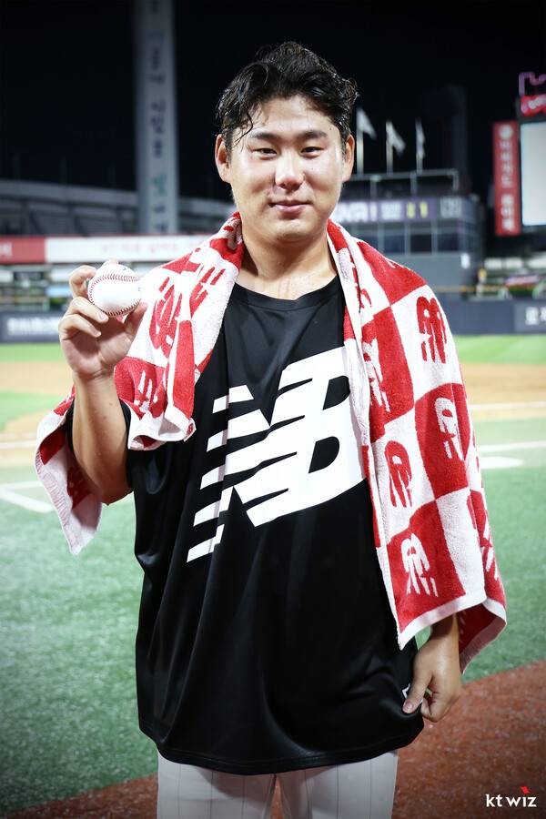 첫 선발승 기념구를 손에 들고 포즈를 취한 문용익(사진=KT)