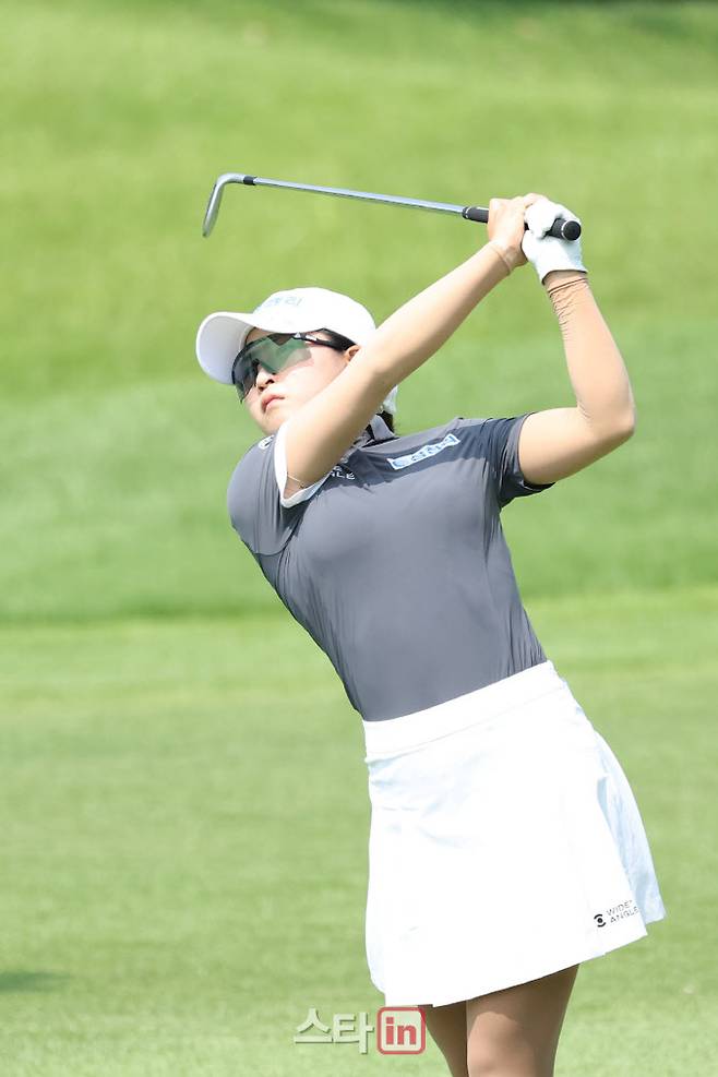 고지원이 30일 경기도 용인시 처인구 써닝포인트CC에서 열린 제14회 KG 레이디스 오픈 2라운드에서 9홀 세컨드샷을 날리고 있다. 사진=이영훈 기자