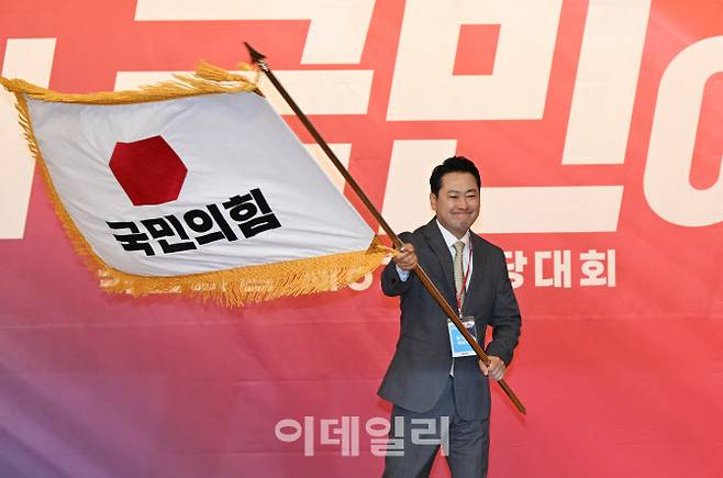 [이데일리 노진환 기자] 장동혁 국민의힘 신임 당대표가 26일 오전 서울 여의도 국회 도서관에서 열린 제6차 전당대회 결선에서 당기를 흔들고 있다.