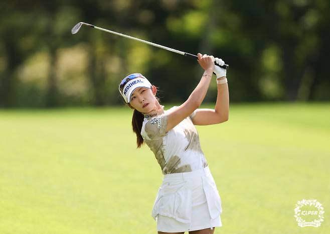 KG 레이디스 오픈 2연패에 도전한 배소현이 7번홀에서 아이언샷을 하고 있다. (사진=KLPGA)
