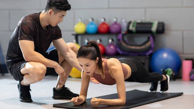 척추 균형을 바로 잡는 Type 1 근육을 강화하기 위해서는 짧게, 여러번 플랭크를 하는 게 좋다 ｜출처: 게티이미지뱅크