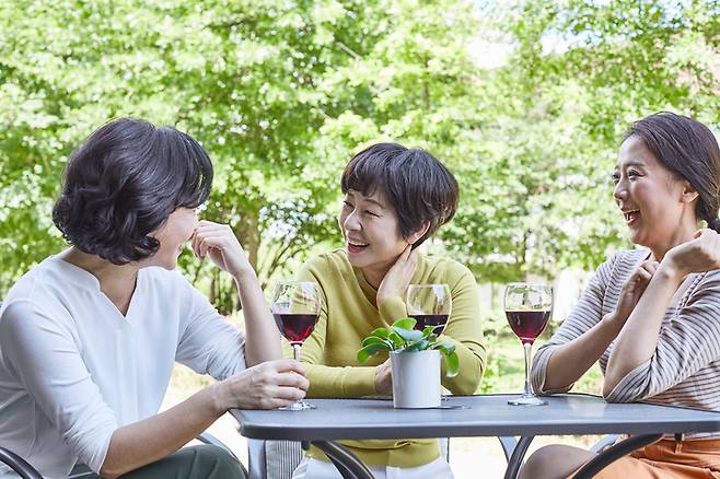 겉으론 멀쩡해 보여도 염증 수치가 높은 여성은 40대부터 '예방적 치료'에 힘써야 한다. 흡연·고혈압·고콜레스테롤혈증·당뇨병 등 전통적인 위험 요인이 없는 여성도 염증 수치가 높으면 심장마비·뇌졸중 등 심혈관병에 걸릴 위험이 크게 높아질 수 있는 것으로 나타났다. 미국 하버드대 의대 연구 결과에서다. [사진=게티이미지뱅크]