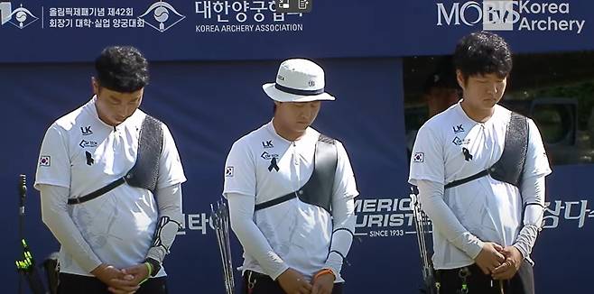 인천계양구청 선수들이 제42회 회장기 대학실업대회 남자 단체전에서 묵념하는 모습. (대한양궁협회 유튜브 캡처)