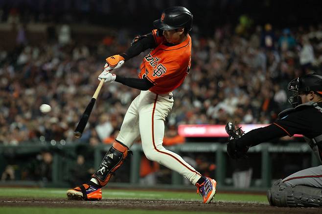 이정후가 30일(한국 시간) 미국 캘리포니아주 샌프란시스코 오라클 파크에서 열린 2025 메이저리그(ML) 정규시즌 볼티모어전 2회초에 안타를 치고 있다. 사진 | 샌프란시스코=Imagn Images 연합뉴스