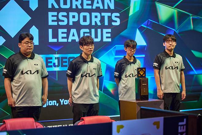 디플러스 기아 선수단이 30일 대전e스포츠경기장에서 열린 2025 KEL 배틀그라운드 모바일 결선 1일차에 앞서 경기장에 입장하고 있다. 사진 | 한국e스포츠협회
