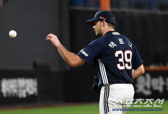 21일 대전 한화생명볼파크에서 열린 한화 이글스와 두산 베어스의 경기. 두산 잭로그가 숨을 고르고 있다. 대전=박재만 기자 pjm@sportschosun.com/2025.08.21/