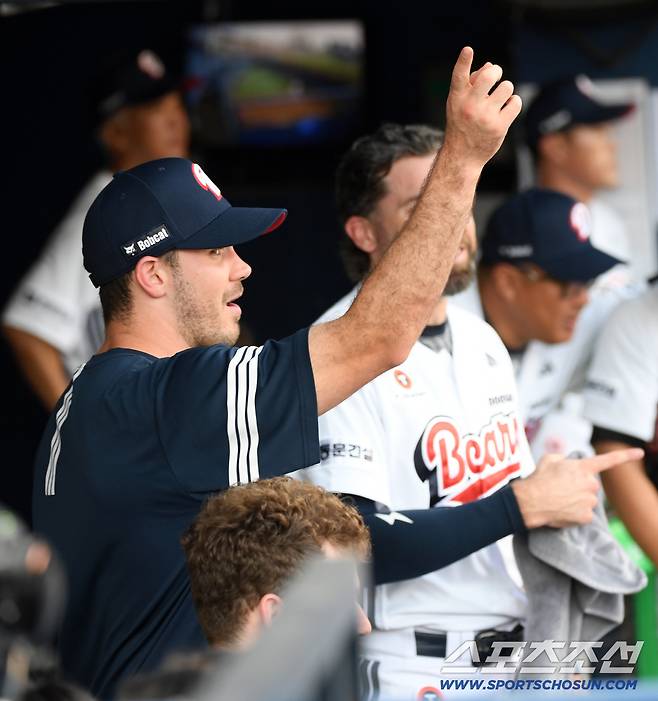 23일 잠실구장에서 열린 두산 베어스와 한화 이글스의 경기. 두산 잭로그, 케이브가 1회 홈런포가 연이어 터지자 놀라고 있다. 잠실=박재만 기자 pjm@sportschosun.com/2025.07.23/