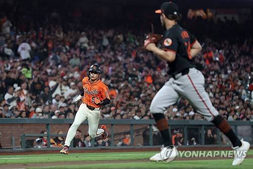 홈으로 쇄도하는 이정후. ⓒ연합뉴스 AFP