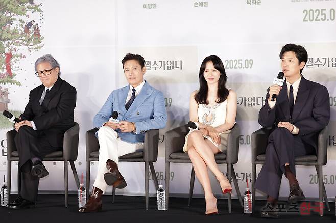 영화 '어쩔수가 없다' 제작보고회에 참석한 박찬욱 감독, 배우 이병헌, 손예진, 박희순.&nbsp; 25.8.19 ⓒ이혜영 기자 lhy@hankooki.com