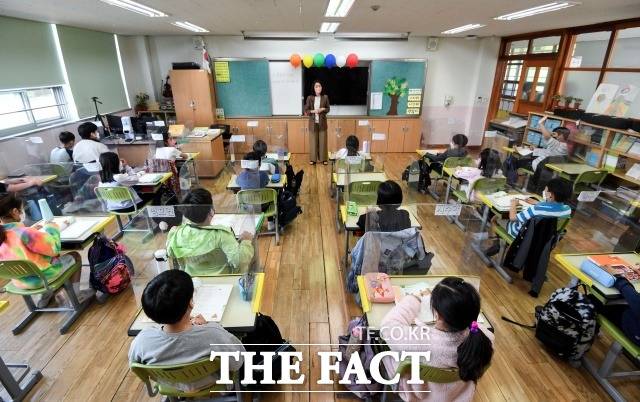 서울의 한 초등학교 학생들이 담임선생님 말씀을 듣고 있다./뉴시스