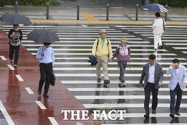 기상청에 따르면 이날 0시부터 오후 6시 사이 수도권과 강원 내륙·산지, 충남 북부, 충북 중북부에 소나기가 오는 곳이 있겠다. 낮 12시부터는 충청권과 전라권, 경상 서부 내륙, 제주에 소나기가 내릴 것으로 보인다. 일부 전남 동부 내륙과 경남 서부 내륙은 오후 9시까지 소나기가 이어지는 곳이 있겠다. /서예원 기자