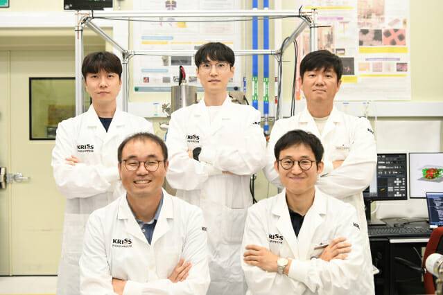2D를 3D로 변환하는 영상분할 알고리즘을 개발한 KRISS 미래선도연구장비그룹 연구진. 앞줄 왼쪽부터  박인용 그룹장, 윤달재 선임연구원. 윗줄 오른쪽은 정해원 책임연구원이다.(사진=KRISS)